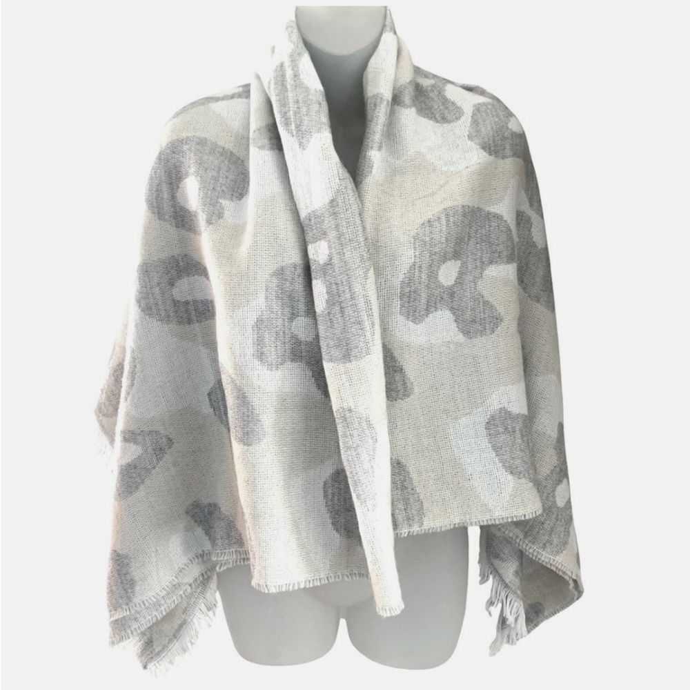NWOT Anthropologie Gray and Cream Camo fringed oversized wrap